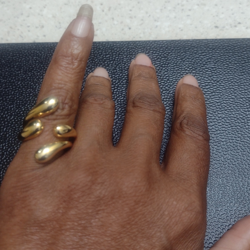 Elegant Gold-Tone Women's Ring - Picture 2 of 4